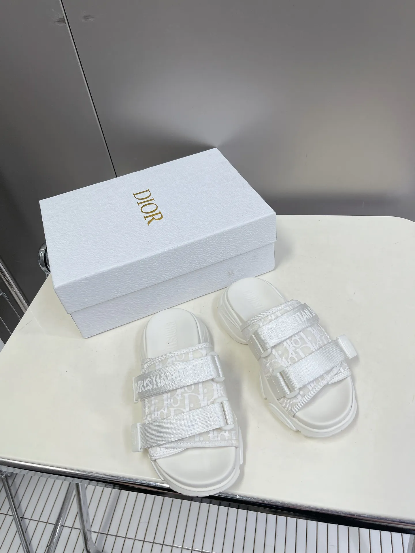 👟👟Ex-factory price P440👟👟 Women's shoes Women's Dior classic sandals and slippers series New color series Highest version on the market Original replica One-to-one material customization Design concept sandals and sports shoe elements combination ✔️The style is very fashionable, versatile and increases height. Two Velcro straps on the upper can adjust the tightness! Original special technical fabric TPU➕PU foam outsole Size number: 35-41
